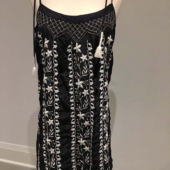 Joie dress with white embroidery. - Picture 2 of 4